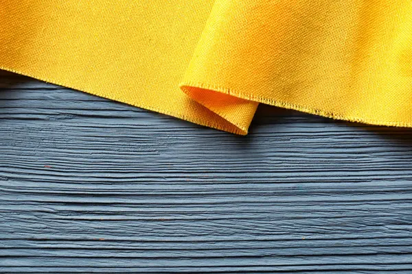 木製の背景に黄色の綿繊維。生地のテクスチャ — ストック写真