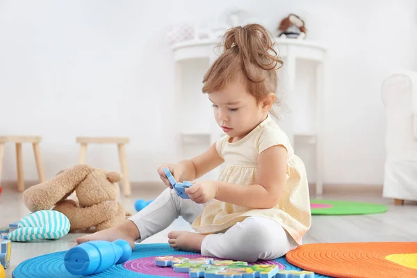 Adorável Menina Brincando Dentro Casa — Fotografia de Stock