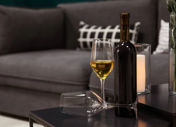 Table avec bouteille et verre de vin dans le salon — Photo