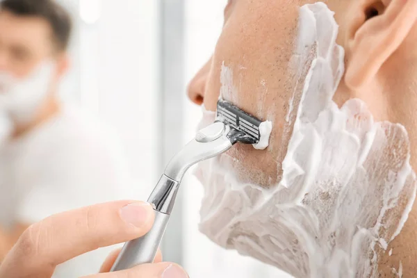 Man Shaving Bathroom Closeup — Stock Photo, Image