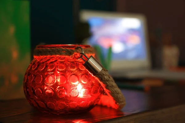 Ahşap Masa Üzerinde Kırmızı Cam Mum — Stok fotoğraf