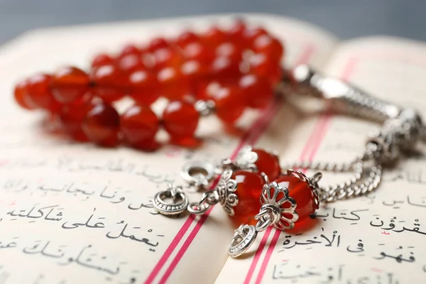 Livro Sagrado Aberto Muçulmanos Missangas Oração — Fotografia de Stock