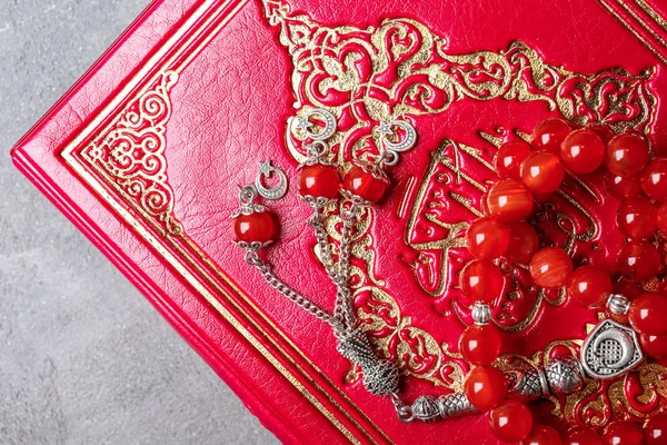 穆斯林圣书和祈祷珠子 — 图库照片