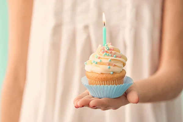 Närbild Kvinna Med Födelsedag Cupcake Med Ljus — Stockfoto