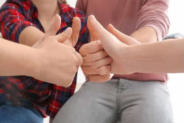 Jovens Colocando Mãos Círculo Mostrando Gesto Polegar Para Cima Como — Fotografia de Stock