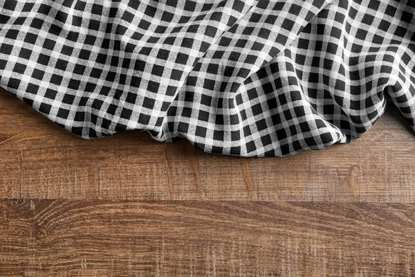 Tissu à carreaux sur fond bois. Texture du tissu — Photo