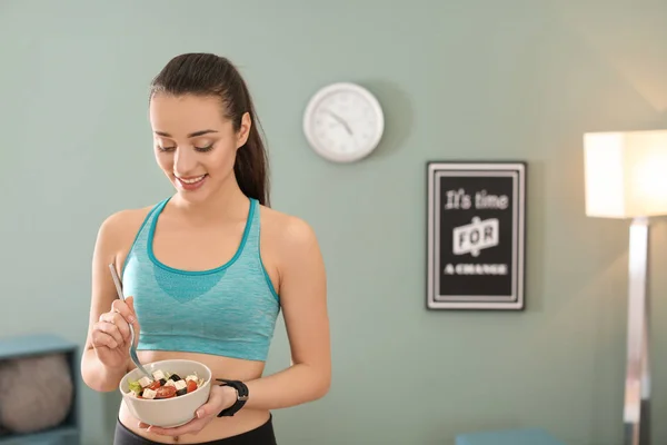 Sportig Ung Kvinna Äta Sallad Efter Fitness Träning Hemma — Stockfoto