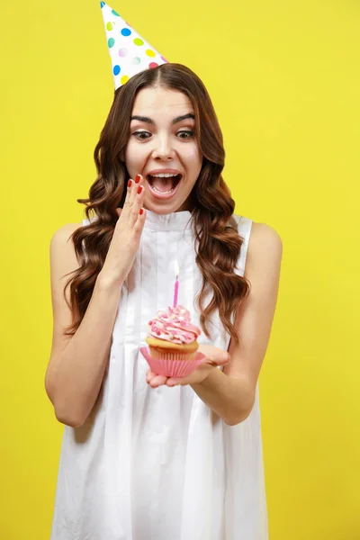 Hermosa Joven Con Cupcake Cumpleaños Sobre Fondo Amarillo —  Fotos de Stock