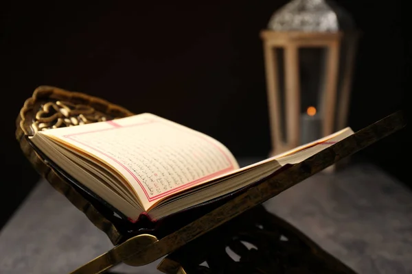 Відкрив Священну Книгу Мусульман Стенді — стокове фото
