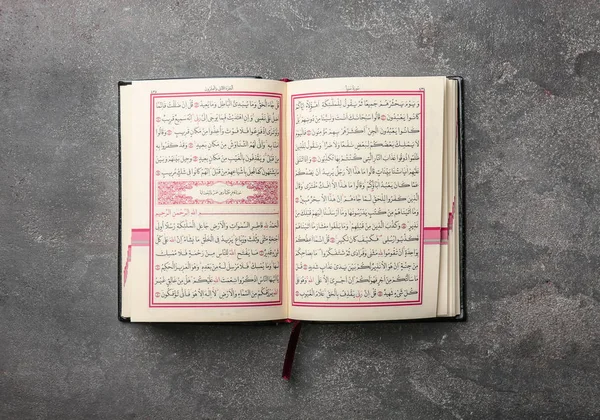 Libro Sacro Aperto Dei Musulmani Sfondo Grigio — Foto Stock