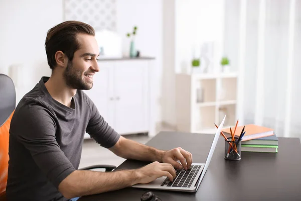 Student Mit Laptop Lernt Tisch Drinnen — Stockfoto