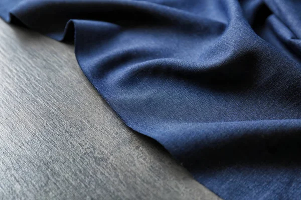 Gri arka plan üzerinde koyu Tekstil. Kumaş doku