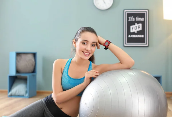 Belle Femme Sportive Repos Après Entraînement Avec Fitball Maison — Photo