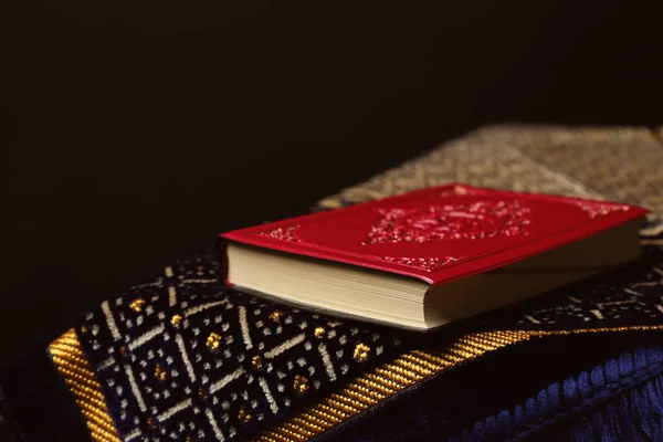 Священну Книгу Мусульман Молитви Килимок Чорному Фоні — стокове фото