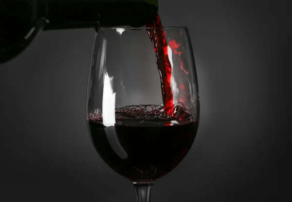 Verter Vino Tinto Vaso Sobre Fondo Negro — Foto de Stock