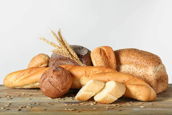 Nybakat brödprodukter på bord — Stockfoto