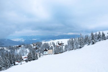 Karlı gün güzel dağ Kayak Merkezi. Kış tatili