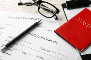 Pasaport ve uygulama formları masada. Göçmenlik reformu