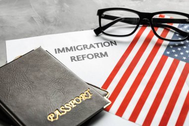 Pasaportlar, Amerikan bayrağı ve kağıt masada Göçmenlik Reform kelimelerle