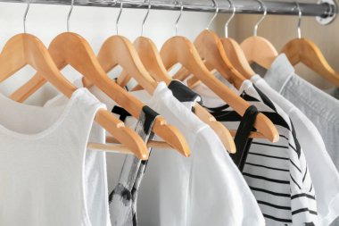 Askıları ile dolap dolap farklı kıyafetler