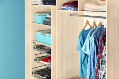 Büyük dolap dolap farklı kıyafetler ve ayakkabılar