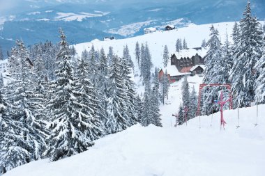 Karlı gün güzel dağ Kayak Merkezi. Kış tatili