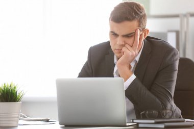 Laptop ile masada çalışan office aşınmaya genç adam