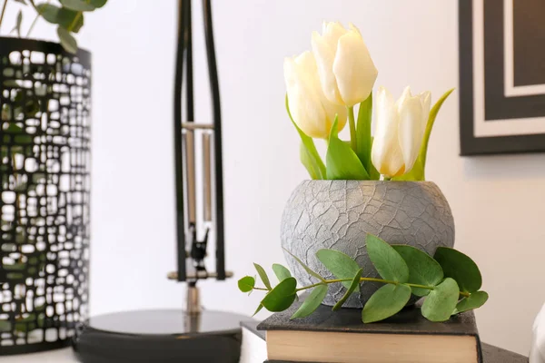 Ваза с красивыми тюльпанами на столе внутри — стоковое фото