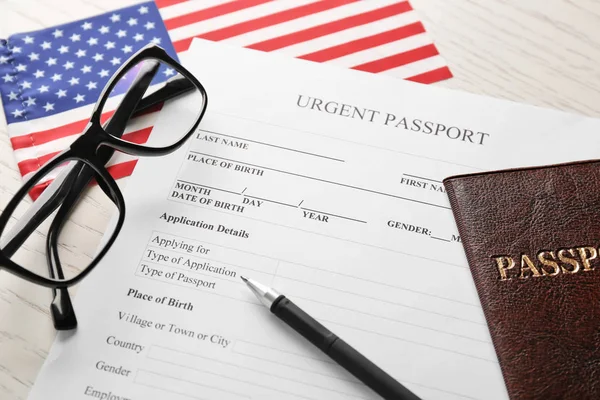 Pasaporte, formulario de solicitud y bandera americana en la mesa. Inmigración a Estados Unidos —  Fotos de Stock