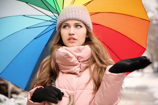 Ung kvinna med rainbow paraply utomhus — Stockfoto