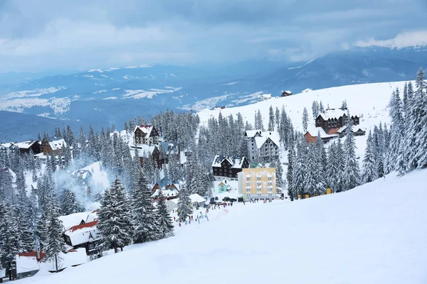 Belle station de ski de montagne par temps neigeux. Vacances d'hiver — Photo