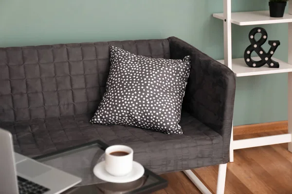 Salon intérieur avec canapé confortable — Photo
