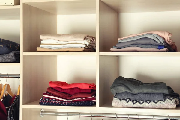 Szafie zorganizowanej szafie z ubraniami — Zdjęcie stockowe