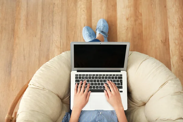 Jovem mulher usando laptop dentro de casa — Fotografia de Stock