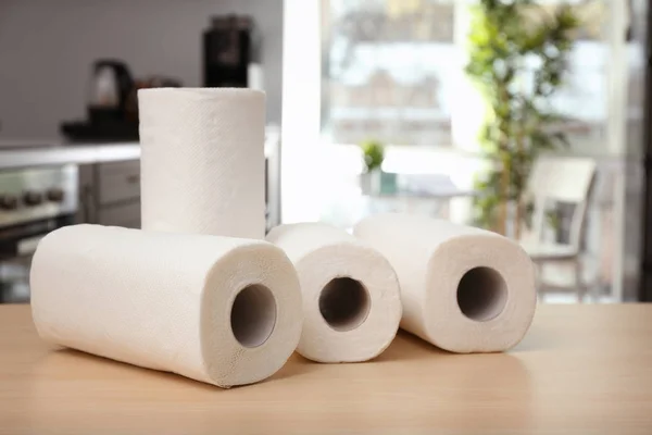 Rollen van papieren handdoeken op tafel binnenshuis — Stockfoto
