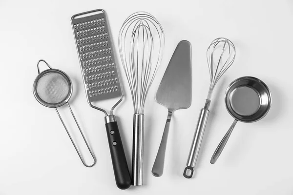 Set de utensilios de cocina sobre fondo blanco. Cursos magistrales de cocina —  Fotos de Stock