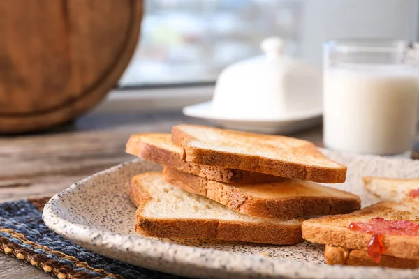 テーブルのパンのトースト プレート — ストック写真