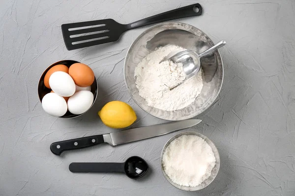 Ensemble d'ustensiles de cuisine et de produits sur fond gris. Cours de maître de cuisine — Photo