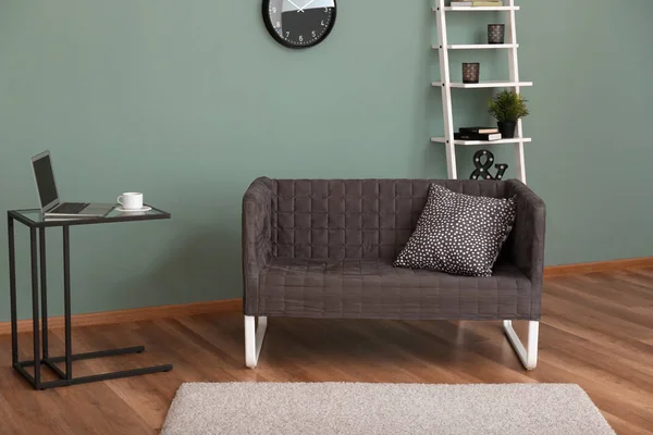 Stue interiør med komfortabel sofa - Stock-foto