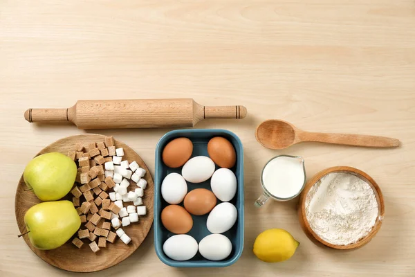 Geschirr und Produkte auf Holzuntergrund. Kochmeisterkurse — Stockfoto