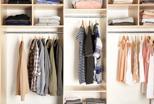 Stor garderob garderoben med olika kläder — Stockfoto