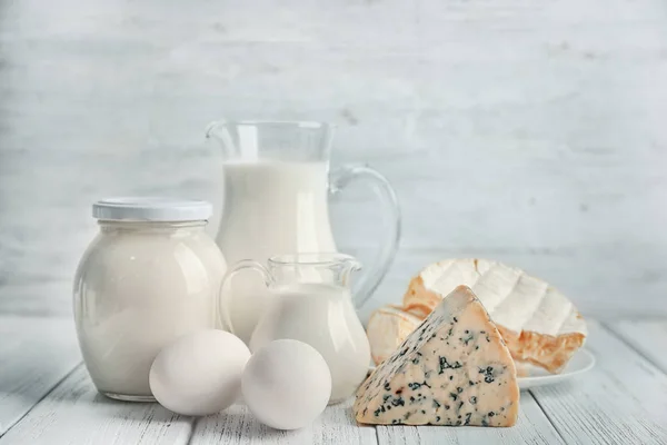Различные молочные продукты и яйца на столе — стоковое фото