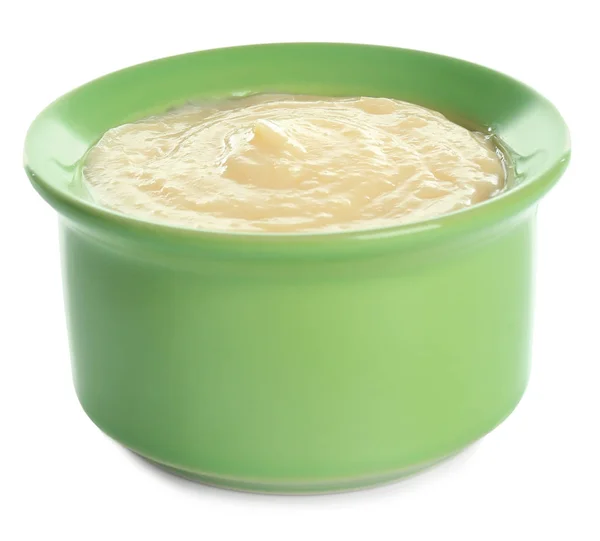 Välsmakande vaniljpudding i ramekin på vit bakgrund — Stockfoto