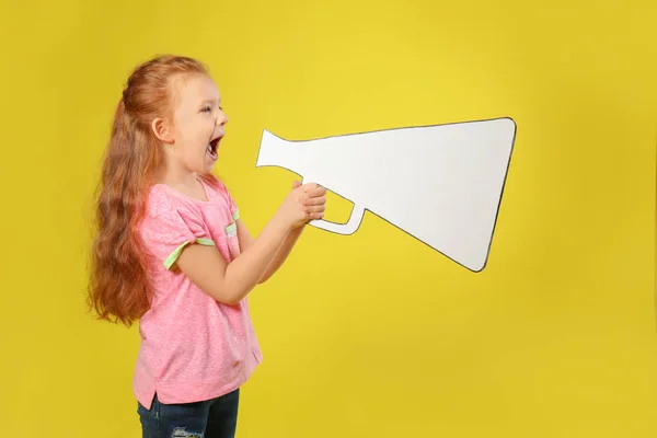 Emotionales kleines Mädchen schreit in Papier-Megafon auf farbigem Hintergrund — Stockfoto