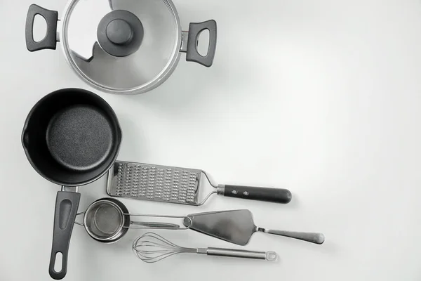 Conjunto de utensílios de cozinha sobre fundo branco. Culinária master classes — Fotografia de Stock