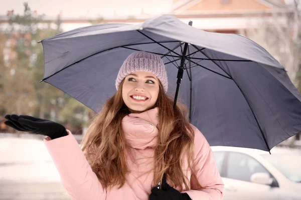 Młoda kobieta z czarny parasol na zewnątrz — Zdjęcie stockowe