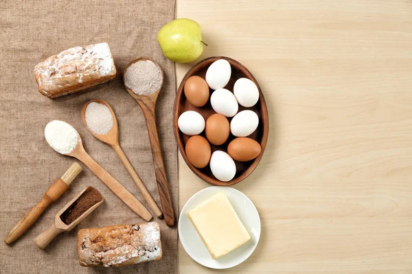 Ensemble d'ustensiles de cuisine et de produits sur fond en bois. Cours de maître de cuisine — Photo