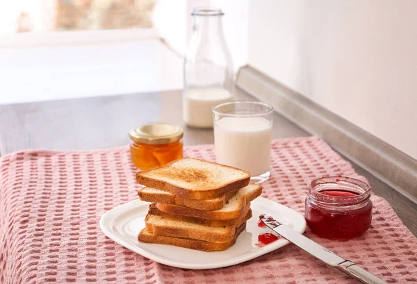 Placa con pan tostado y mermelada en la mesa —  Fotos de Stock