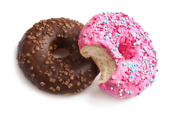 Köstliche bunte Donuts auf weißem Hintergrund — Stockfoto