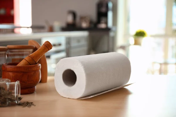 Roll van papieren handdoeken op keukentafel — Stockfoto